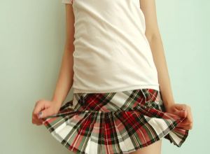 Красивая блондинка медленно раздевается лаская себя